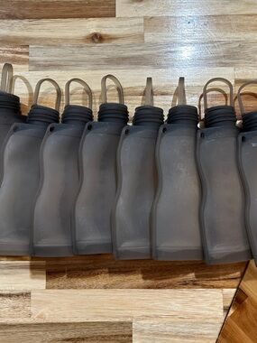 Haakka breastmilk or baby food Collapsible Gray Silicone bottle